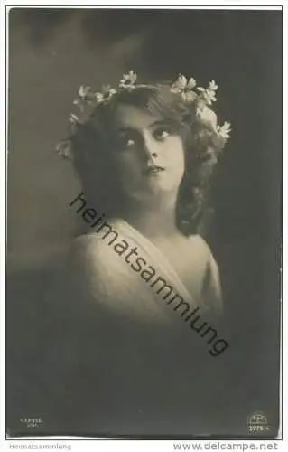 Junge Frau mit Blumen im Haar - Verlag R. &amp; K. L. (Regel &amp; Krug Leipzig) 3978/4 gel. 1910