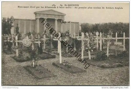 St Quentin - Monument eleve par les Allemands a leurs morts - Au premier plan tombes de Soldats Anglais