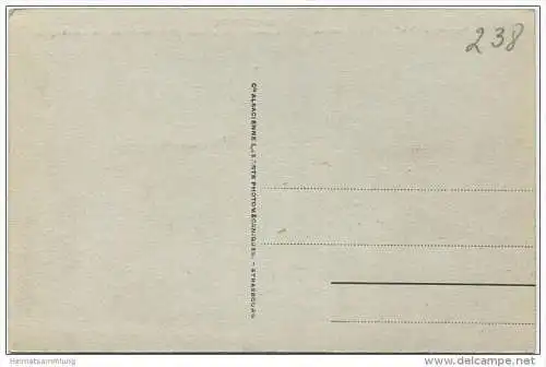 St Quentin - Monument eleve par les Allemands a leurs morts - Au premier plan tombes de Soldats Anglais