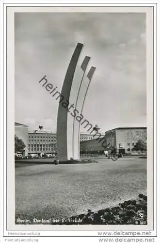Berlin-Tempelhof - Zentralflughafen - Denkmal der Luftbrücke - Foto-AK 1951