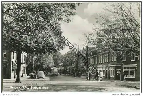 Bergen N. H. - Stationsstraat - Omnibus - Foto-AK 50er Jahre