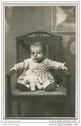 Kleinkind mit Puppe - Foto-AK