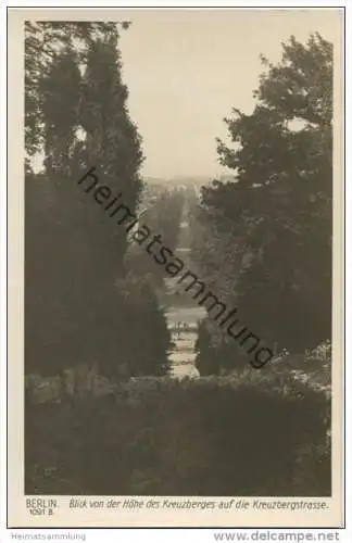 Berlin-Kreuzberg - Blick von der Höhe des Kreuzberges auf die Kreuzbergstrasse - Foto-AK 40er Jahre