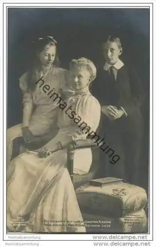 Die Kaiserin mit ihren jüngsten Kindern - Prinzessin Victoria Luise - Prinz Joachim