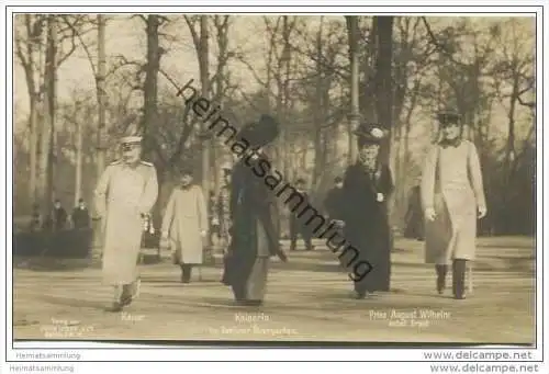 Im Berliner Tiergarten - Kaiserin - Kaiser - Prinz August Wilhelm nebst Braut