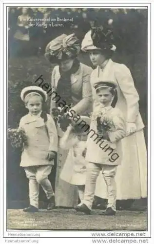 Preussen - Die Kaiserenkel am Denkmal der Königin Luise