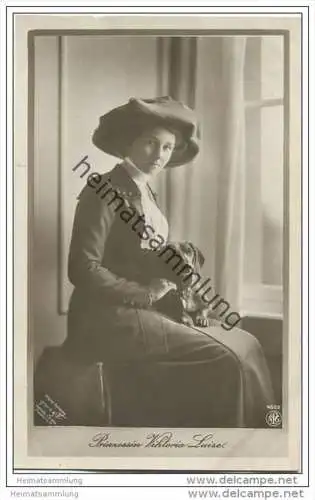 Prinzessin Victoria Luise von Preussen mit Dackel