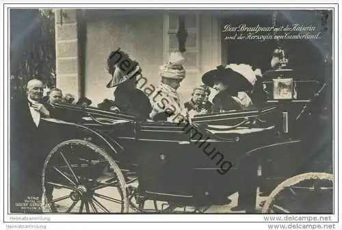 Das Brautpaar Herzog Ernst August und Braut mit der Kaiserin und der Herzogin von Cumberland