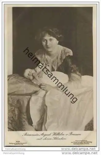 Prinzessin August Wilhelm von Preussen mit ihrem Söhnchen