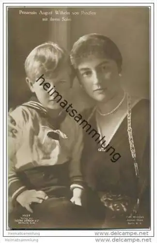 Prinzessin August Wilhelm von Preussen mit ihrem Sohn