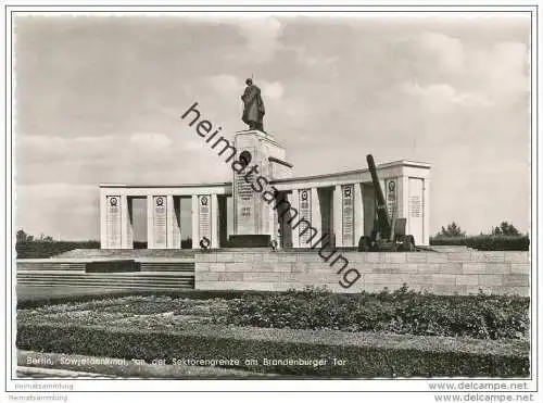 Berlin - Sowjetdenkmal an der Sektorengrenze am Brandenburger Tor - Foto-AK Grossformat