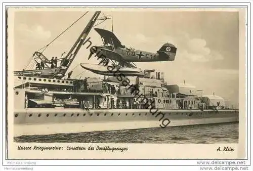 Kriegsmarine - Einsetzen des Bordflugzeuges  - Foto-AK 30er Jahre