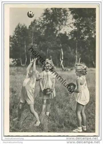 spielende Kinder auf der Wiese - AK Grossformat 40er Jahre