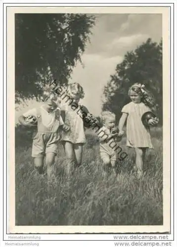 spielende Kinder auf der Wiese - AK Grossformat 40er Jahre