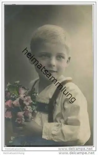 Geburtstag - Junge mit Blumenstrauss - Foto-AK - 20er Jahre