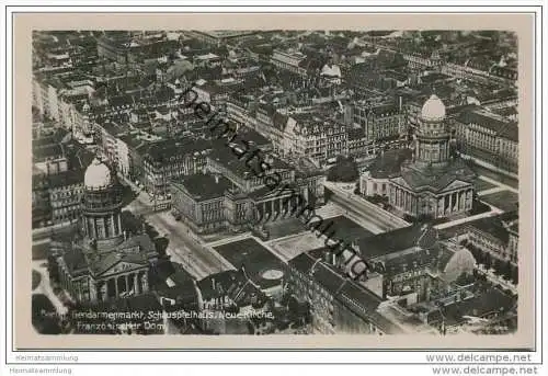 Berlin-Mitte - Gendarmenmarkt - Schauspielhaus - Neue Kirche - Französischer Dom - Fliegeraufnahme - Foto-AK