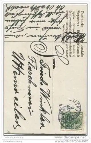 Neujahr - Frau schaut aus einem Fenster