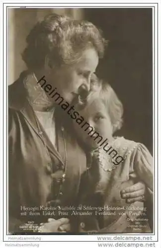Herzogin Karoline Mathilde zu Schleswig-Holstein-Glücksburg mit ihrem Enkel Prinz Alexander Ferdinand von Preußen