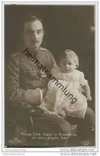 Herzog Ernst August zu Braunschweig mit seinem jüngsten Sohn