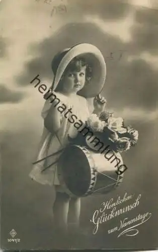 Herzlichen Glückwunsch zum Namenstag - Mädchen mit Trommel