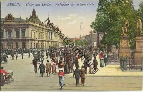 Berlin - Unter den Linden - Aufziehen der Schlosswache