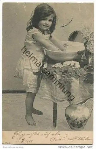Mädchen beim Händewaschen gel. 1901