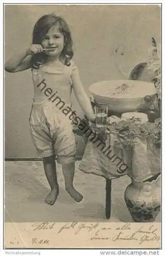 Mädchen beim Zähneputzen gel. 1901