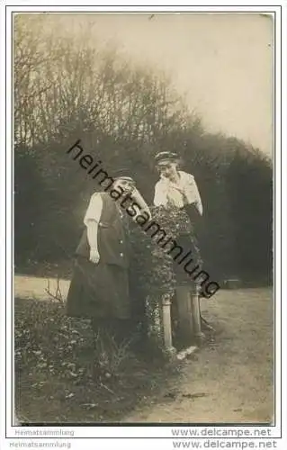 Zwei Frauen - Foto-AK ca. 1920