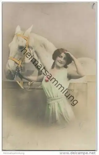 Frau mit Pferd - Schimmel - coloriert gel. 1914