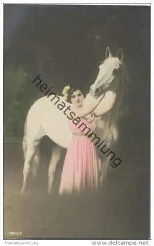 Frau mit Pferd - Schimmel - coloriert gel. 1914