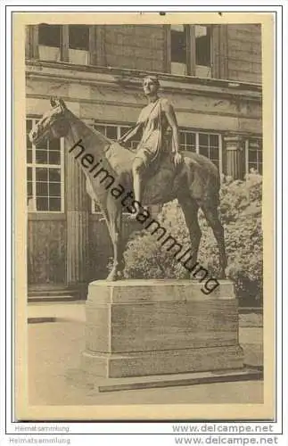 Berlin - Denkmal - Amazone vor der Nationalgalerie - gelaufen nach Ketmanshoop