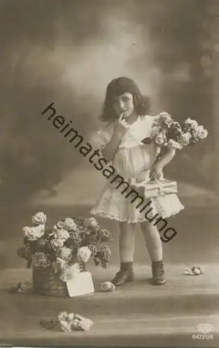 Mädchen mit Blumen - Foto-AK - Rückseite beschrieben 1918