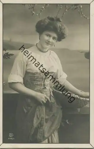 Frau - Foto-AK - Rückseite beschrieben
