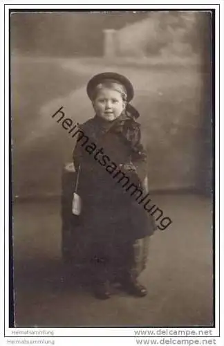 Kleines Mädchen mit einem Muff