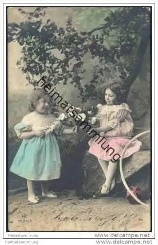 Zwei Mädchen unter einem Baum - handcoloriert
