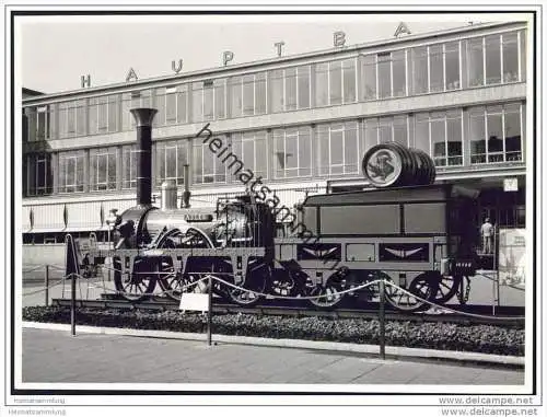 Adler mit Tender vor dem Kasseler Hauptbahnhof - 100 Jahre deutsche Eisenbahn-Reklame - Foto 12cm x 17cm 1966