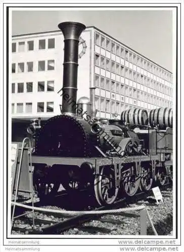Adler mit Tender vor dem Kasseler Hauptbahnhof - 100 Jahre deutsche Eisenbahn-Reklame - Foto 12cm x 17cm 1966