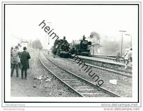 572559  und 023 026-8 Lokomotiven im Bahnhof Warburg 1969 - Foto 7,5cm x 10,5cm