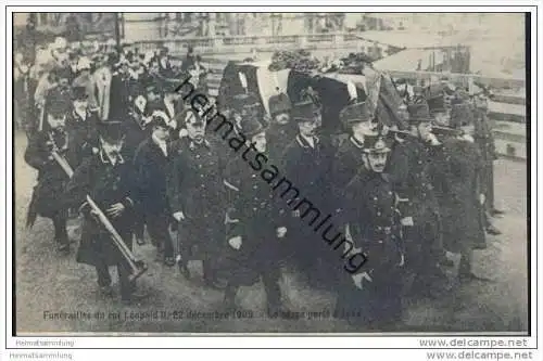 Funérailles du roi leopold II - 22 décembre 1909 - Le corps porté à bras