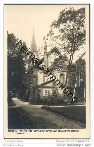 Berlin-Tempelhof - Herz-Jesu-Kirche vom Pfarrgarten gesehen