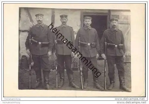 Gruppenfoto - Soldaten - Karabiner - Bierkasten im Hintergrund - Foto-AK