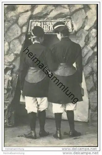 Berchtesgaden - Zwei Frauen - Eingang zum Salzbergwerk - Foto-AK