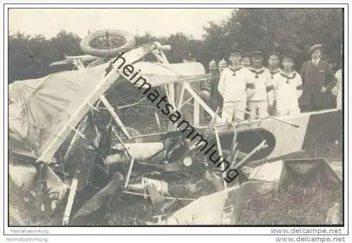 Flugzeug nach Absturz - Soldaten - Foto-AK ca. 1910
