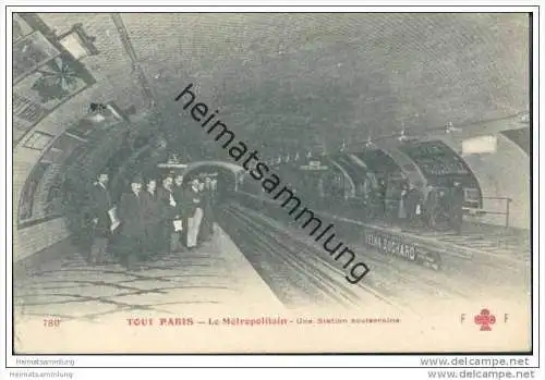 Paris - Le Métropolitain - Une Station souteraine