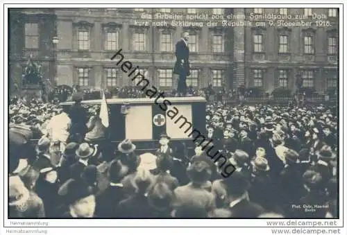 Ein Arbeiter spricht von einem Sanitätsauto zum Volk kurz nach der Erklärung der Republik am 9.November 1918