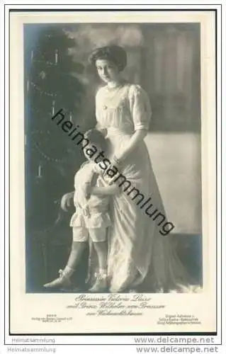 Prinzessin Victoria Luise mit Prinz Wilhelm von Preussen am Weihnachtsbaum