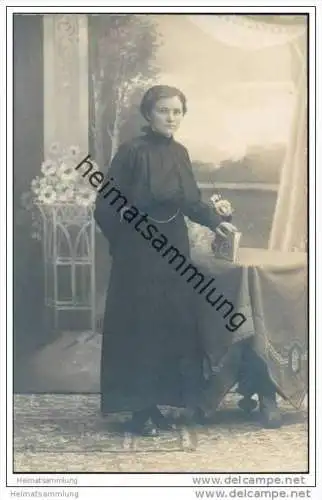 Fotokarte - junge Frau ca. 1910