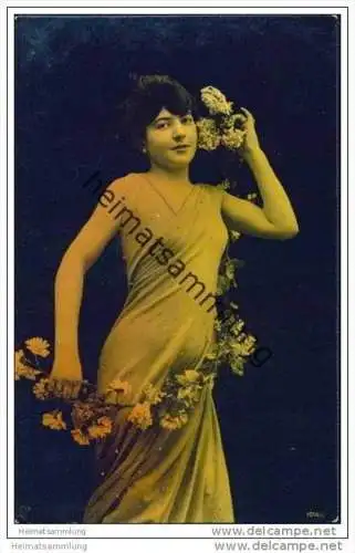 Junge Frau mit Blumenranke - Foto-AK ca. 1910