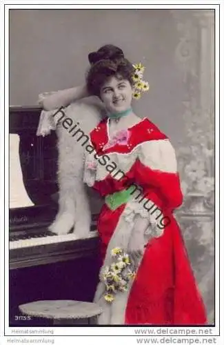 Junge Frau am Klavier ca. 1910 koloriert