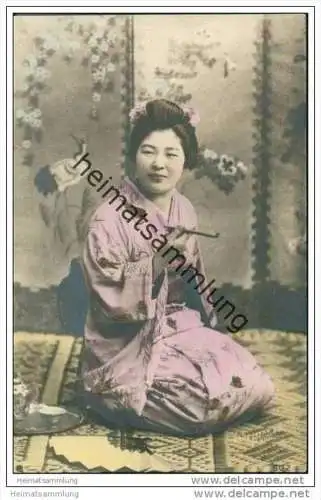 Japan - Geisha - Japanerin mit Opiumpfeife - Foto-AK koloriert ca. 1900